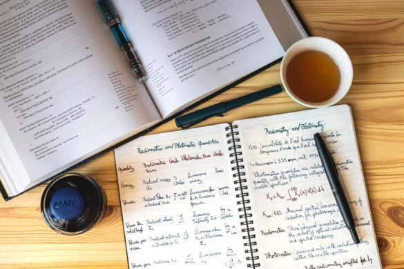 Notes de physique, en utilisant principalement l'encre Lamy Blue Black.