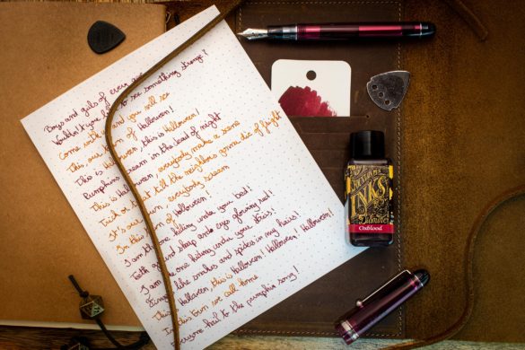 Paroles de la chanson "Halloween" sur un carnet de note en cuir, avec l'encre Diamine Oxblood et un Pilot Custom 74.